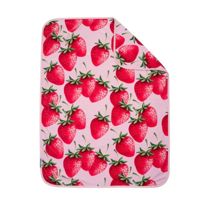 twistshake-twistshake-couverture-75x100-cm-en-velours-motifs-fraise-sommeil-et-detente-bebe-et-enfants.jpg TWISTSHAKE COUVERTURE 75X100 CM EN VELOURS MOTIFS FRAISE – Image 1